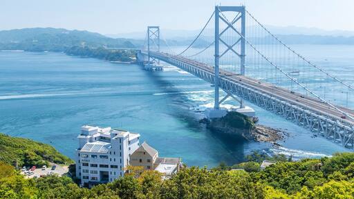 大鳴門橋と鳴門のうずしお。
日本の徳島県の観光名所。