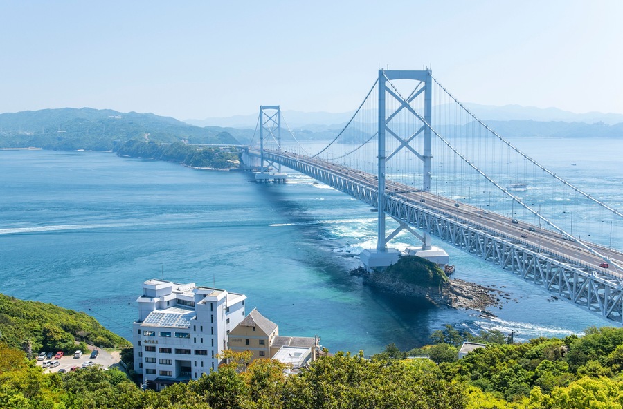 大鳴門橋と鳴門のうずしお。
日本の徳島県の観光名所。
