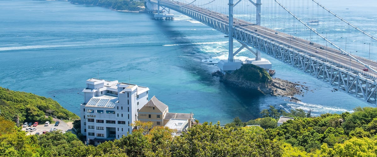 大鳴門橋と鳴門のうずしお。
日本の徳島県の観光名所。