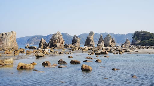 Hashikuiiwa Rocks in a row towering over the seashore from Kushimoto heading towards Oshima in Wakayama, Japan - 橋杭岩 串本町 和歌山県 日本