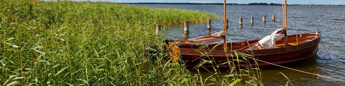 Segelboote am Bodden in Fuhlendorf