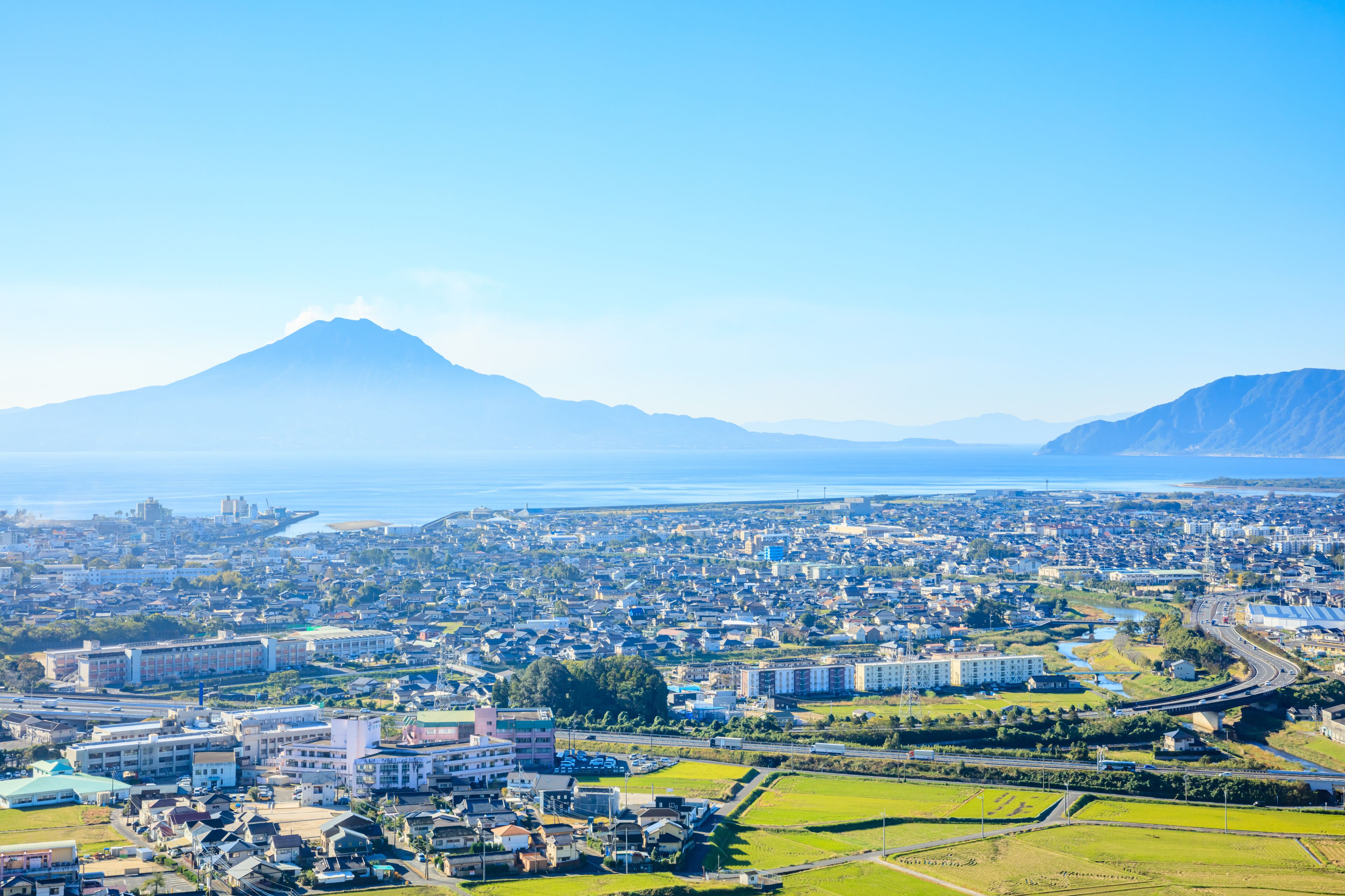 秋の高倉展望台から見た桜島と景色　鹿児島県姶良市　Sakurajima and the scenery seen from Takakura Observation Deck in autumn. Kagoshima Pref, Aira City.
