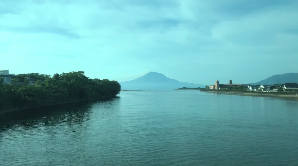 国分行き日豊本線列車内より望む別府川と桜島