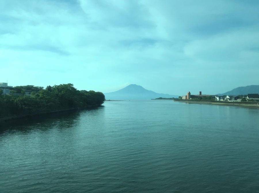国分行き日豊本線列車内より望む別府川と桜島
