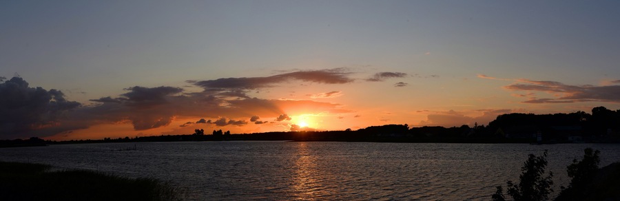Abend bei Musewiek auf Rügen , Blick zur Insel Ummanz