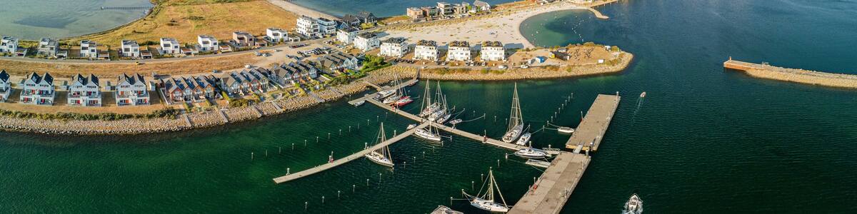 Ostsee Resort Olpenitz aus der Luft, Panorama mit Aussicht auf die Ferienhäuser und den Strand, Yachthafen an der Ostsee, aerial landscape view at east sea olpenitz