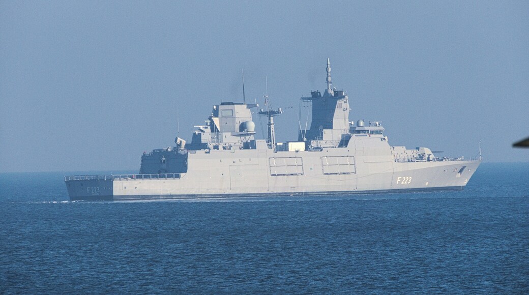 Die Nordrhein-Westfalen (F 223) von Surendorf aus fotografiert bei einem Manöver in der Eckernförder Bucht.
