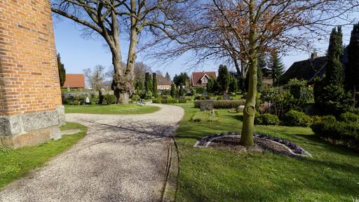 Krusendorf, Kirche St.Trinitatis; Kirchhof