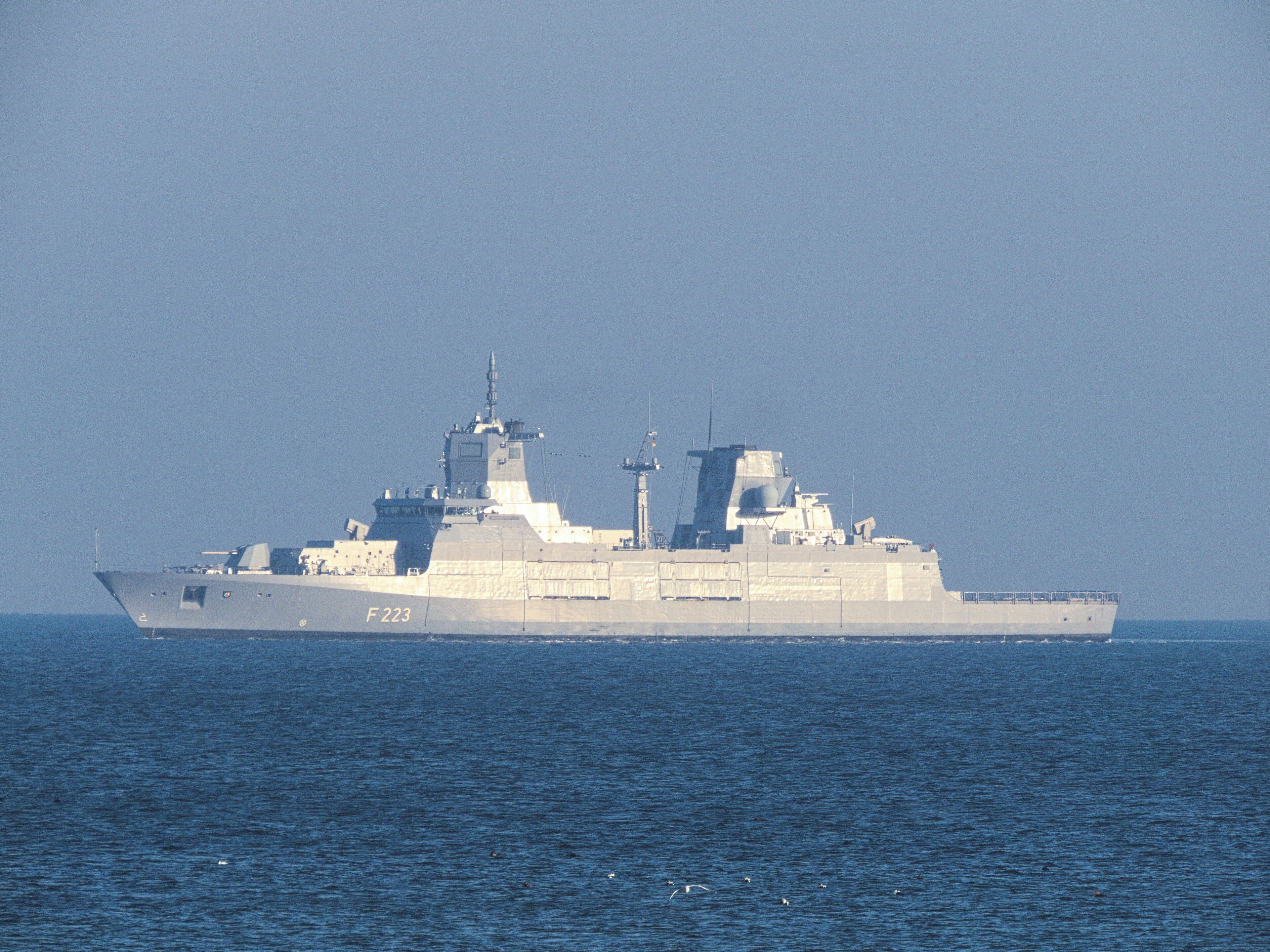 Die Nordrhein-Westfalen (F 223) von Surendorf aus fotografiert bei einem Manöver in der Eckernförder Bucht.