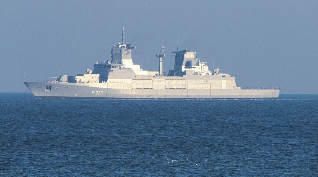 Die Nordrhein-Westfalen (F 223) von Surendorf aus fotografiert bei einem Manöver in der Eckernförder Bucht.