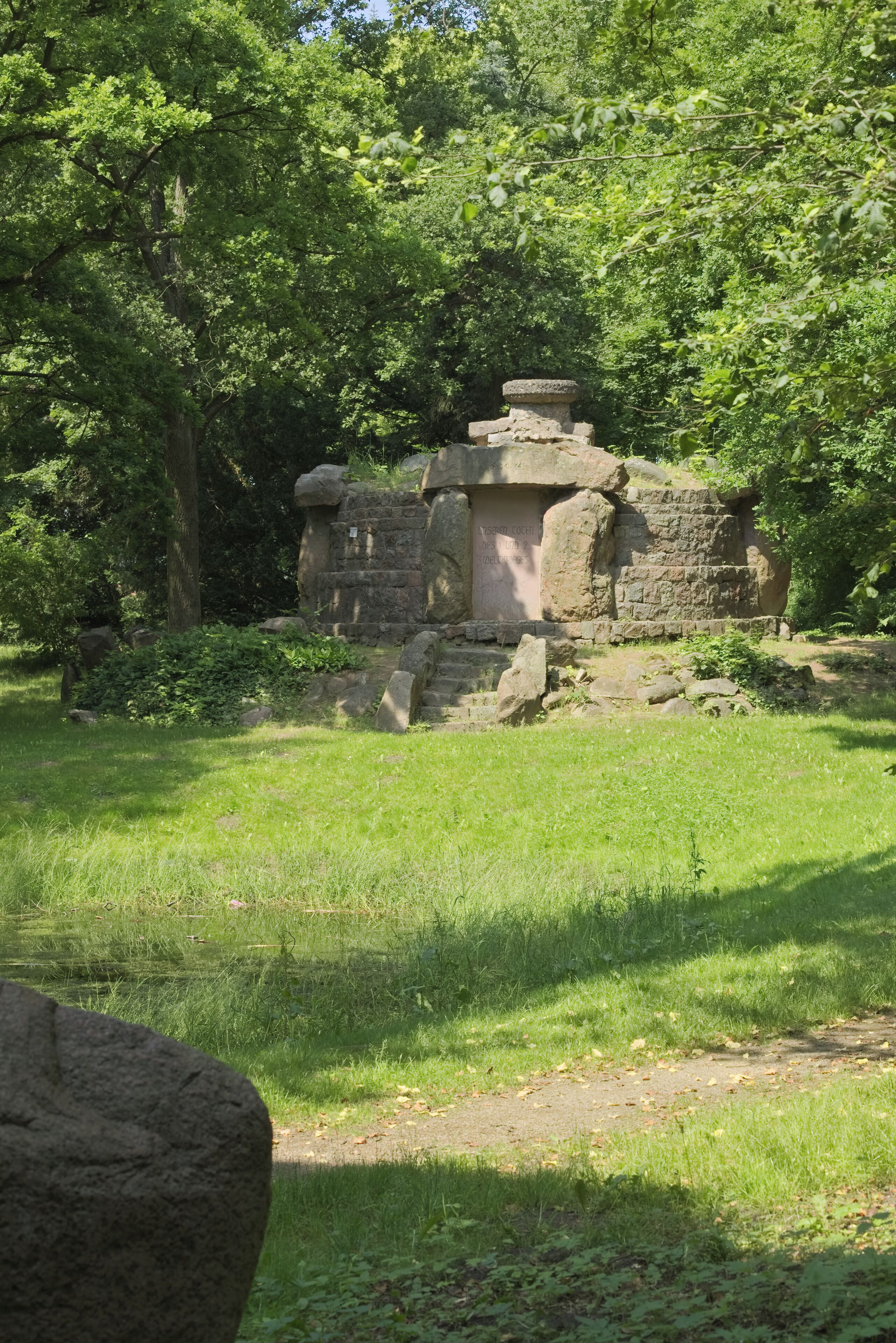 Kriegerdenkmal 1914/18 und 1939/45 im Gülzowpark in Loitz.