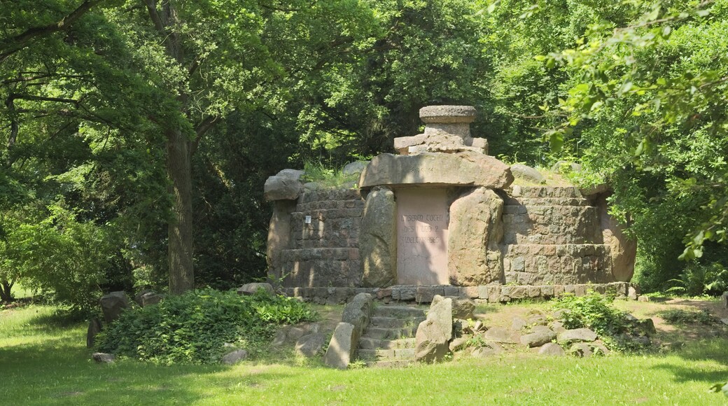 Kriegerdenkmal 1914/18 und 1939/45 im Gülzowpark in Loitz.