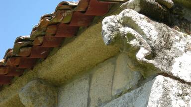 Canecillos en la cornisa sur del ábside.