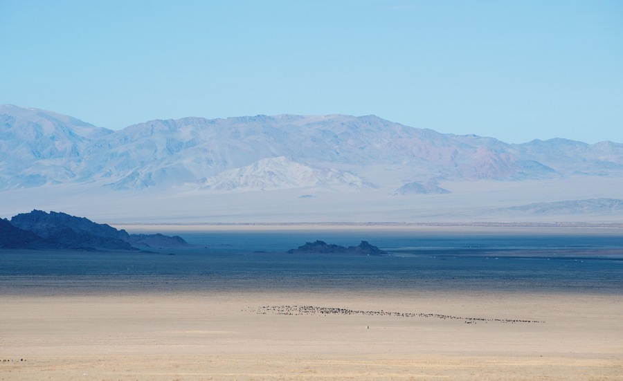 Probably 15-20 minutes before reaching Khovd, the desert landscape looked more like the sea.
#blue