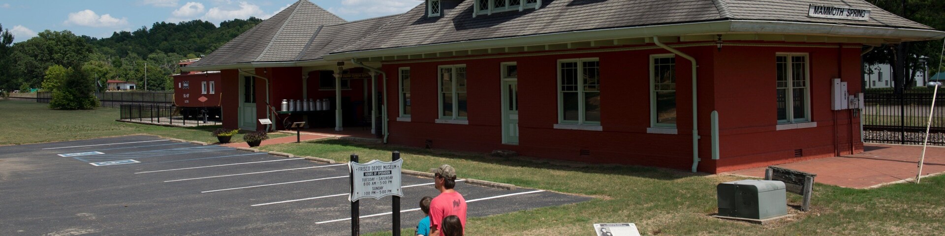 Mammoth Spring mostrando uma cidade pequena ou vila assim como uma família