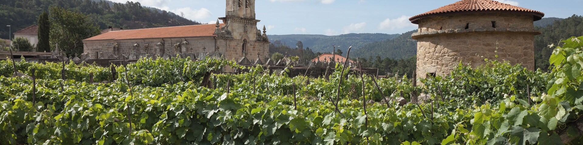Igrexa de San Salvador da Arnoia, A Arnoia. Igrexa preto do Paseo fluvial de Caneirón. Os Chaos, A Arnoia.
