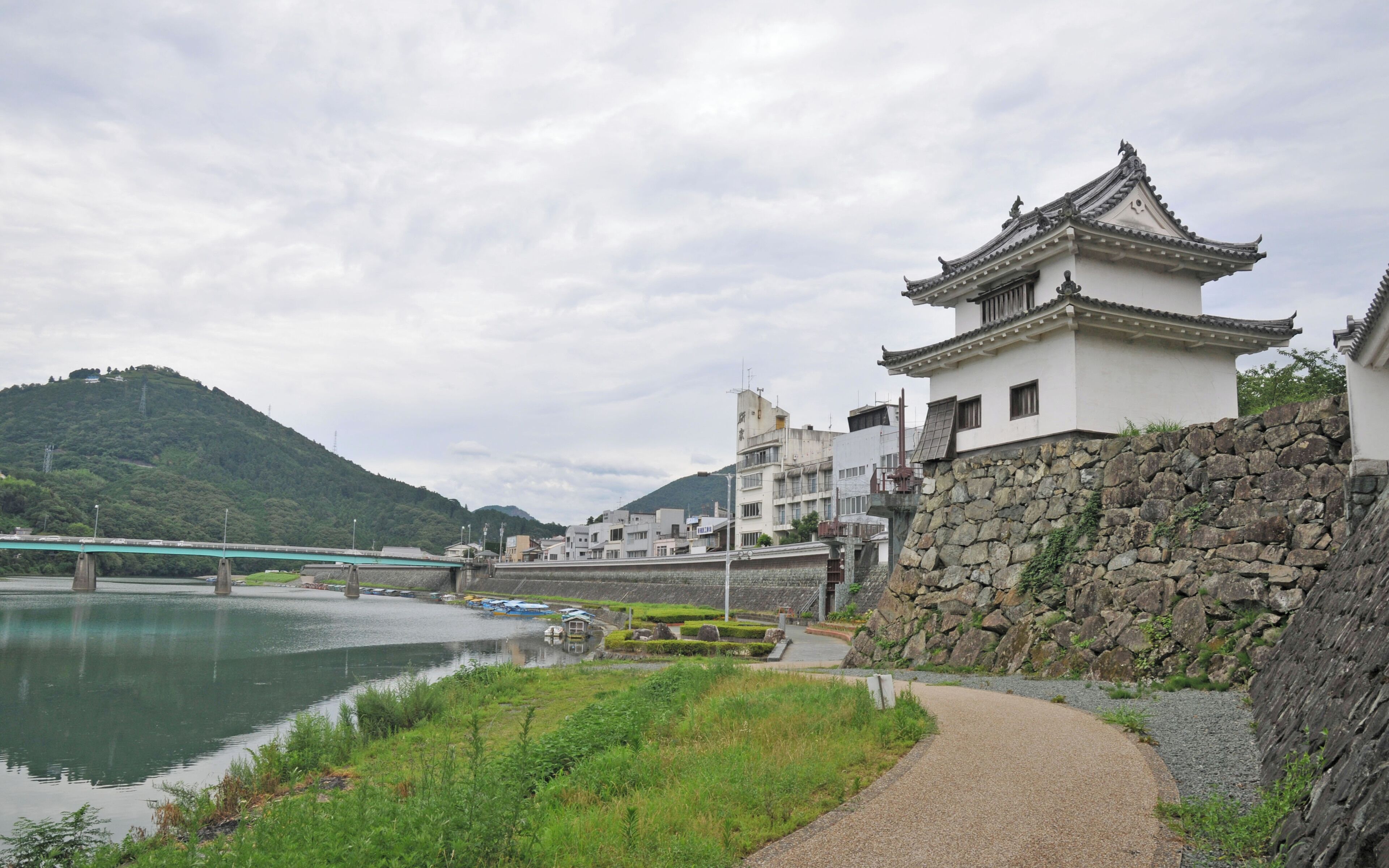 Ōzu castle Owata-yagura turret (Japan's national important cultural property), with Tomisu-yama mountain and Hiji-kawa river