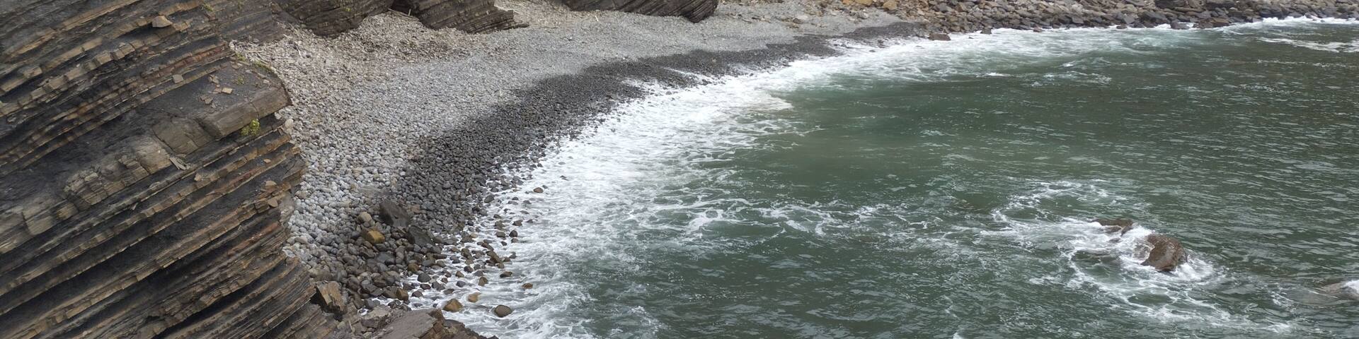 Flysch en San Juan de Gaztelugatxe, Bermeo, Bilbao, Costa vasca con pared de flysch