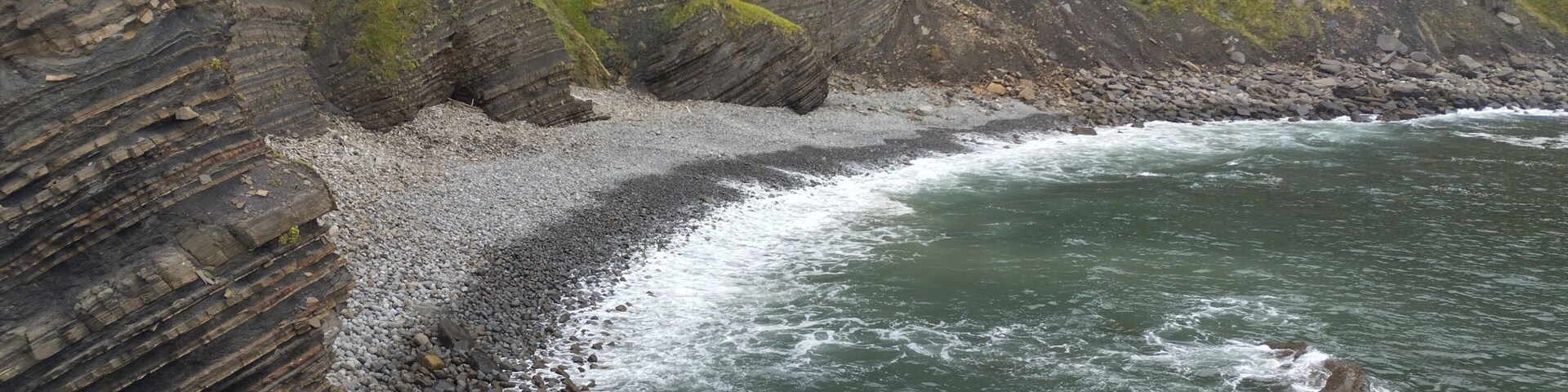 Flysch en San Juan de Gaztelugatxe, Bermeo, Bilbao, Costa vasca con pared de flysch