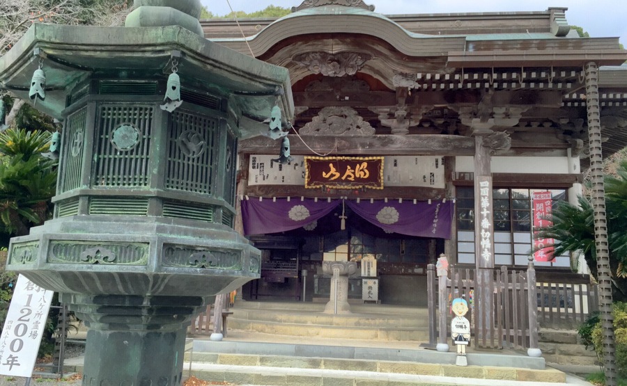 Kirihata-ji is the Buddhist temple in Awa, Tokushima prefecture, Japan. Here is a one temple of the Shikoku Pilgrimage, the 10th Fudasho.
First, it is to go to the parking lot by car, you'll have to go through a very narrow road.
Then, while you walk down the car, you can not go and not climb even 333 stages of stone steps.
The stone steps will consume the physical strength to climb very. But, it is easier than Kotohiragu of Kotohira-cho, Nakatado-gun, Kagawa Prefecture.