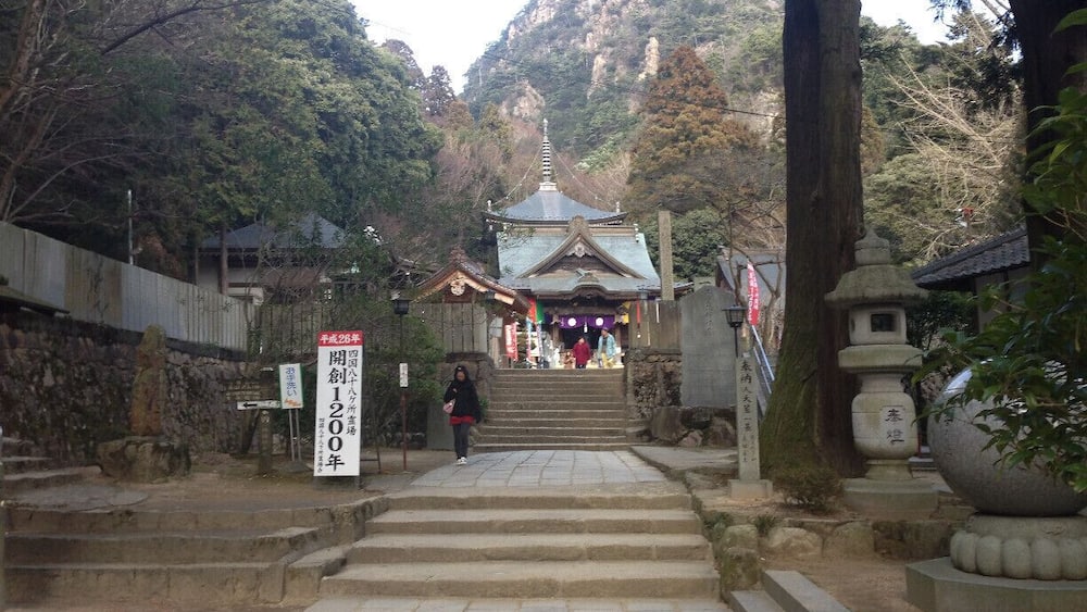 Last temple pilgrimage around Shikoku.
Steep mountains in the back cool.
This temple, there is a temple and 1200 years after the Kaiki, is history.
