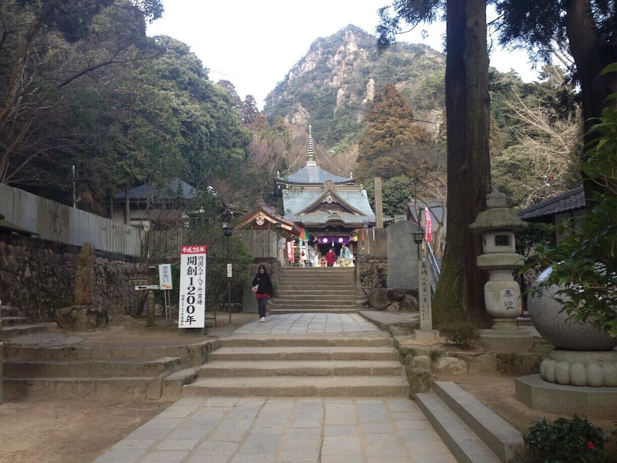 Last temple pilgrimage around Shikoku.
Steep mountains in the back cool.
This temple, there is a temple and 1200 years after the Kaiki, is history.