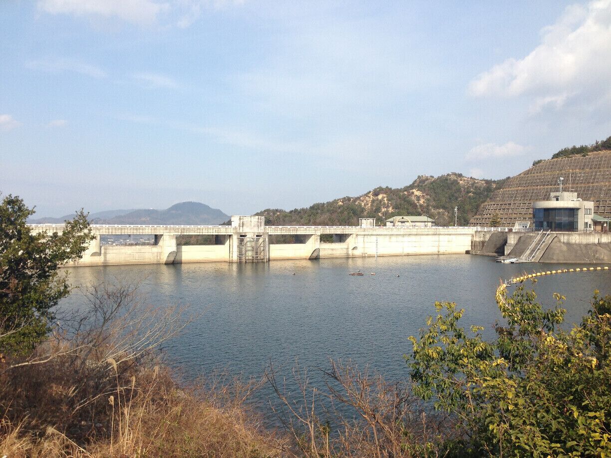It is a dam that is Tsudagawa called "Monnyu dam" here.
Located in Samukawa-machi Ishidahigashi Sanuki, Kagawa Prefecture.
There is a hot spring nearby.