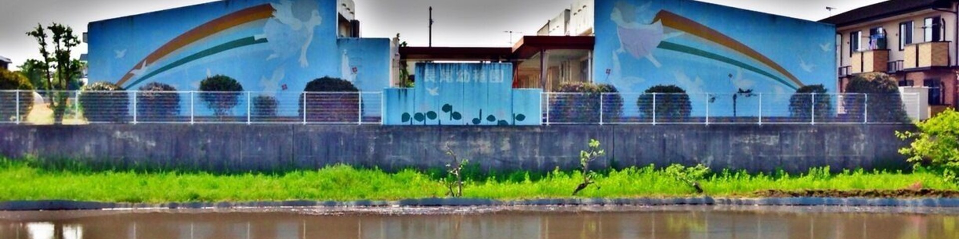 This is the picture drawn in the building of the kindergarten. Angel flew from the left and right, the angel has over the rainbow. I like this picture. However, the picture is now so thin, I want you to renewal in the same picture.