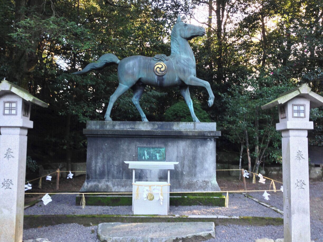 Zodiac this year is "horse".
This photo is a bronze statue of a horse.
There is a horse like this in the shrine most.

People of the old days, I was your wish to pay to the shrine an important horse of their own.

Now, it rather than pay the horses live. This dedication to write your wish Emma.