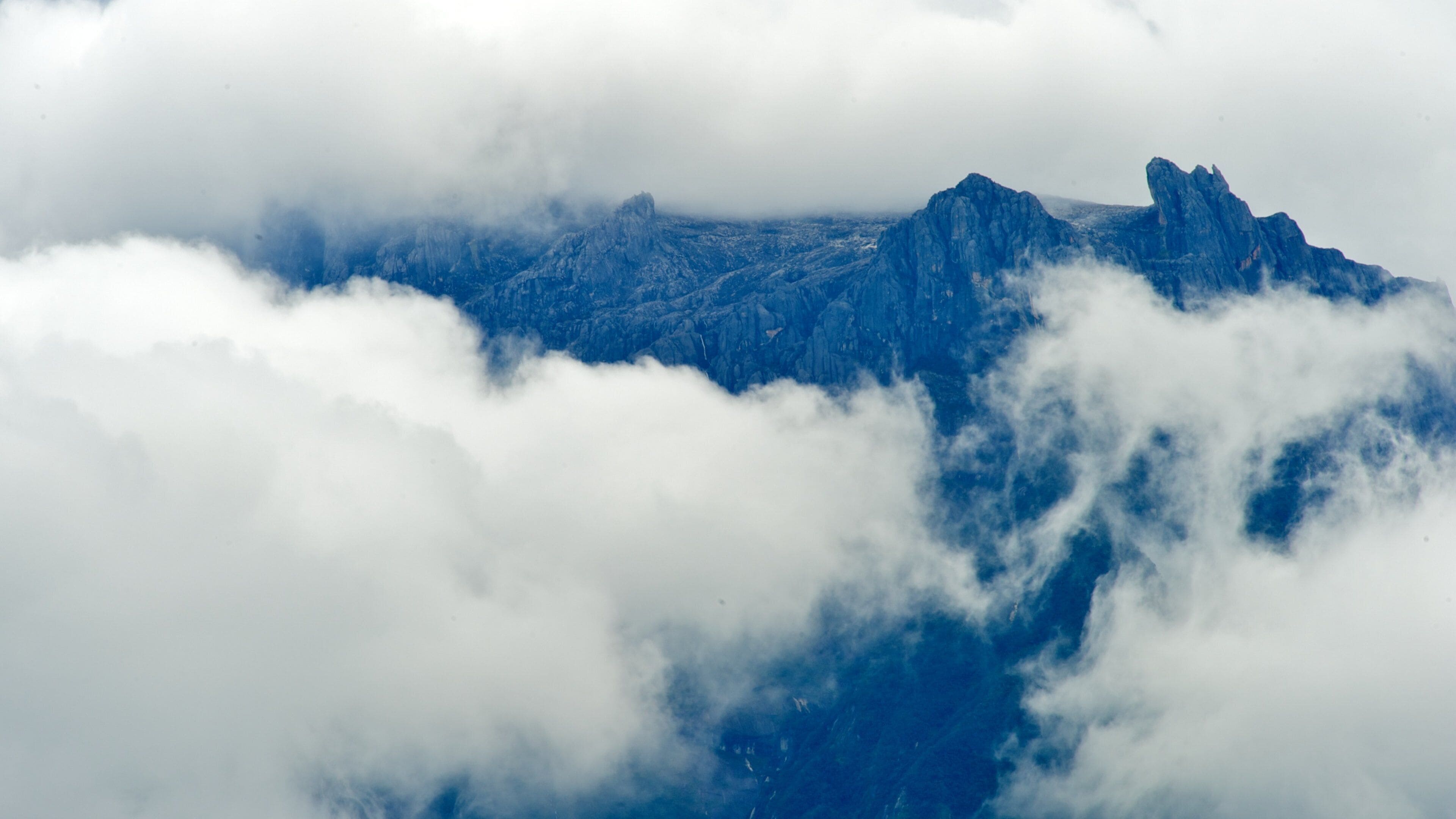 Kota Kinabalu fasiliteter samt fjell, tåke og landskap
