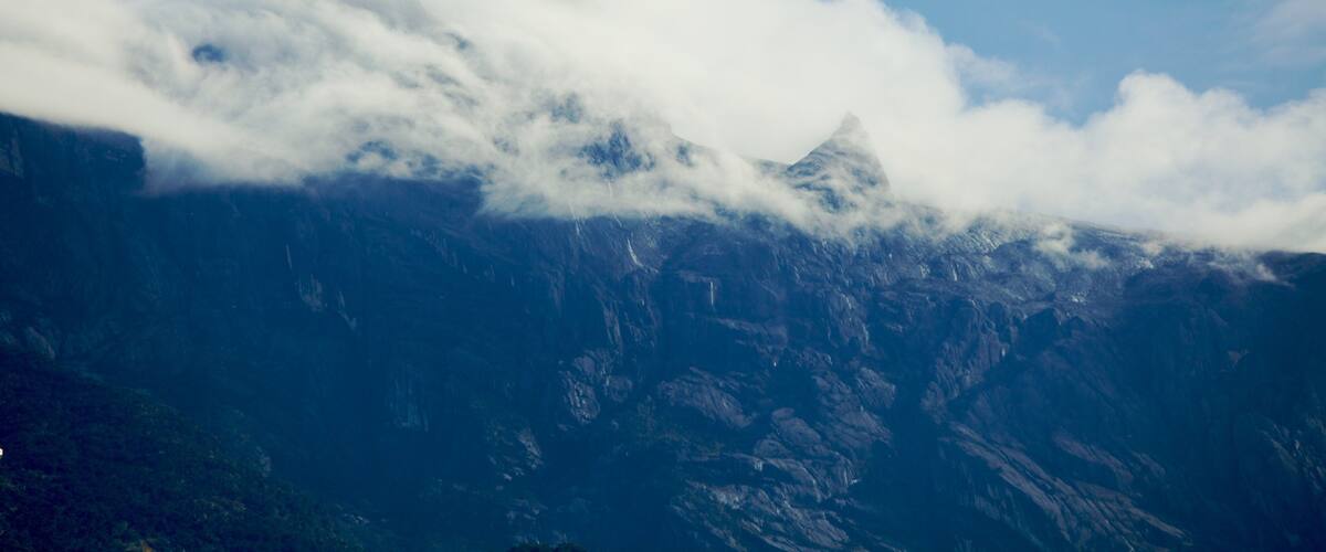 Parque Kinabalu que incluye neblina o niebla y montañas