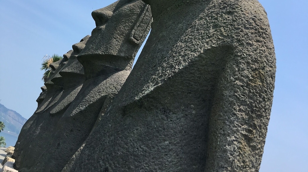 Easter island in Japan?!
Yep, official replicas aligned to those in Easter Island!
I was totally surprised and absolutely happy to be able to visit it here instead of those in Chile which was quite remote from Santiago. I missed Easter Island a decade ago but somewhat had my dream fulfilled today!
#endlesssummer