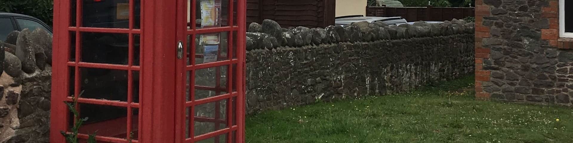 I’m seeing #red 🇬🇧 You know you are in England when you see these red phonebooths ☎️ This photo was taken after a nice walk from porlock with my center and through the town.
#exmoornationalpark #england #porlock #bossington #phonebooth #british