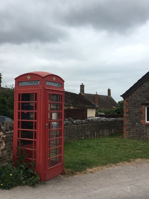 I’m seeing #red 🇬🇧 You know you are in England when you see these red phonebooths ☎️ This photo was taken after a nice walk from porlock with my center and through the town.
#exmoornationalpark #england #porlock #bossington #phonebooth #british