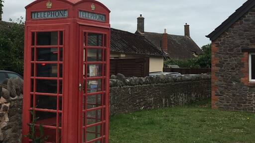 I’m seeing #red 🇬🇧 You know you are in England when you see these red phonebooths ☎️ This photo was taken after a nice walk from porlock with my center and through the town.
#exmoornationalpark #england #porlock #bossington #phonebooth #british