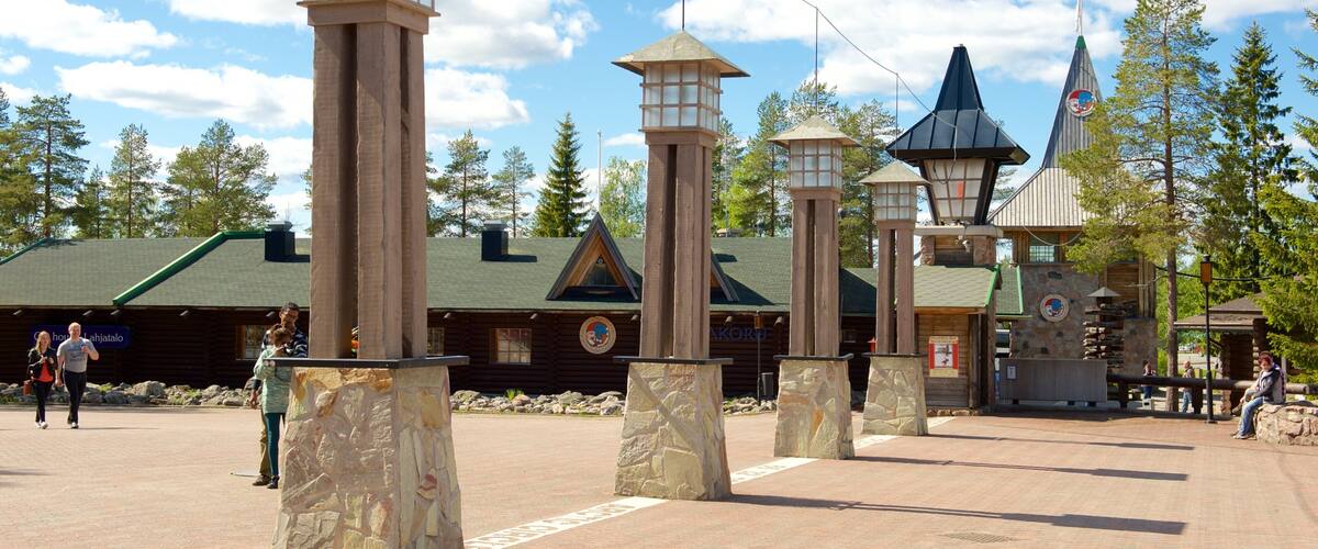 Rovaniemi toont een plein en ook een klein groepje mensen