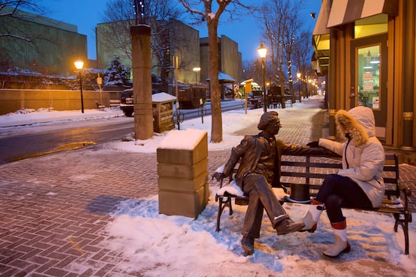 Charlottetown ofreciendo arte al aire libre y escenas urbanas y también una mujer