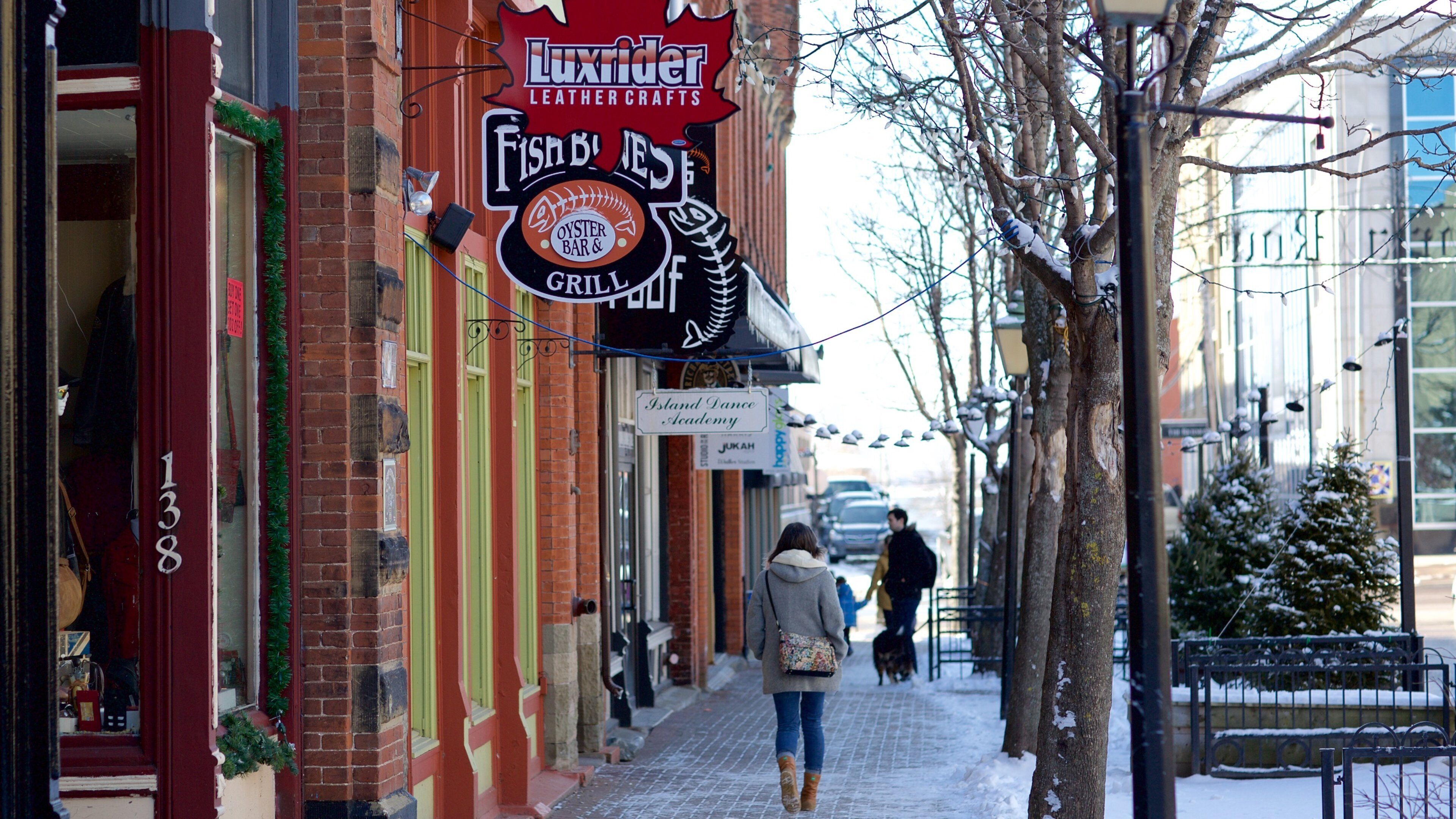 샬럿타운 을 특징 신호 과 거리 풍경 뿐만 아니라 소규모 사람들