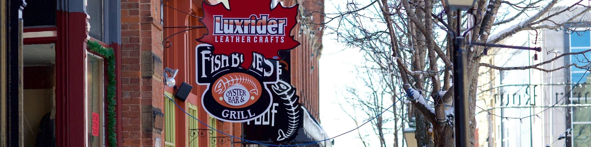 Charlottetown qui includes signalisation et scĂšnes de rue aussi bien que un petit groupe de personnes