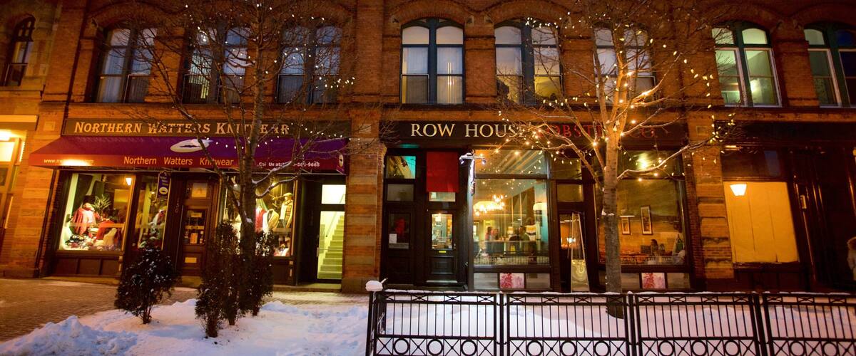 Charlottetown fasiliteter samt gatescener, nattbilder og snø