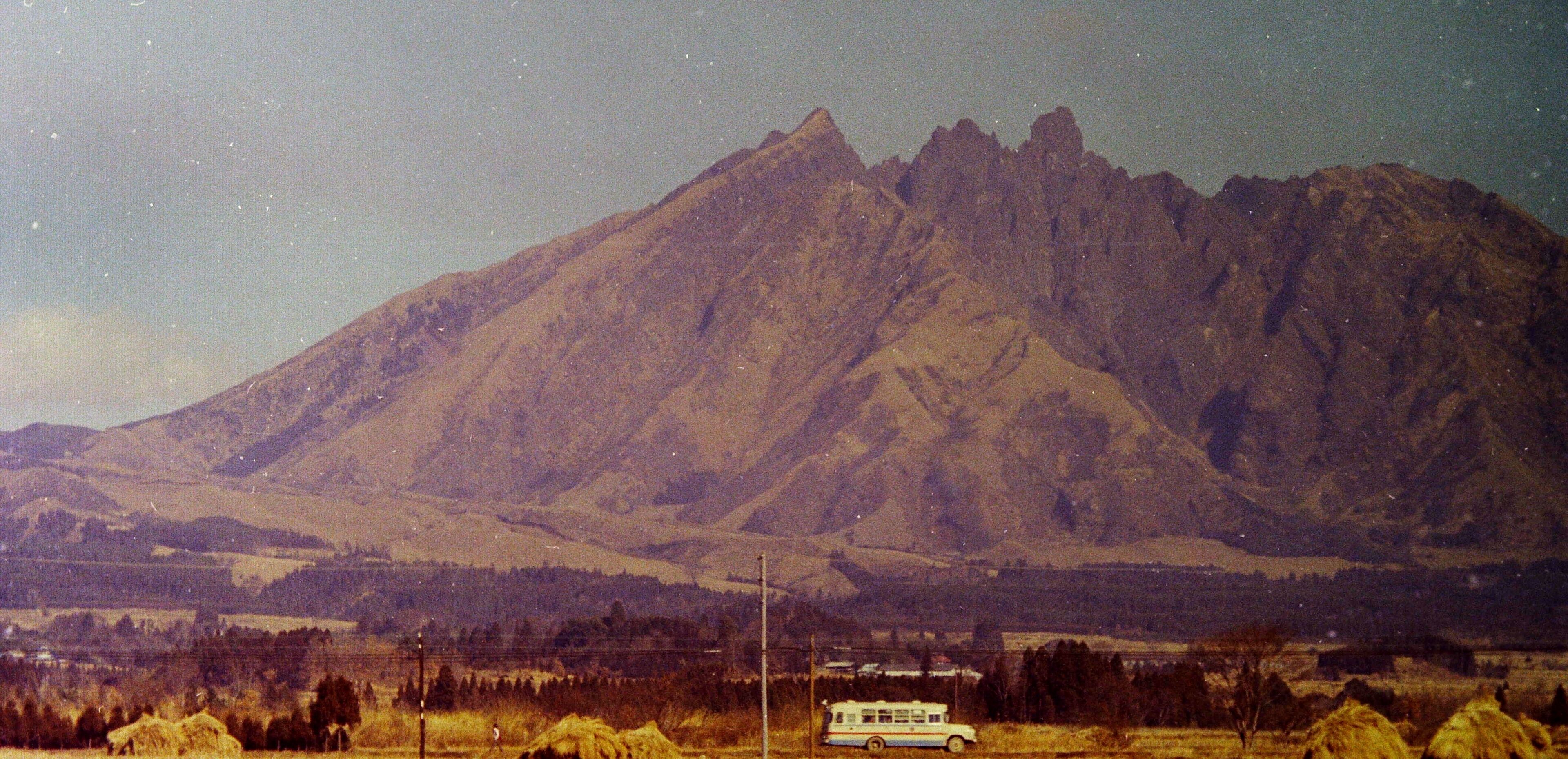 阿蘇を走るボンネットバス1974