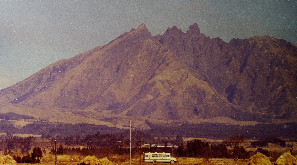 阿蘇を走るボンネットバス1974