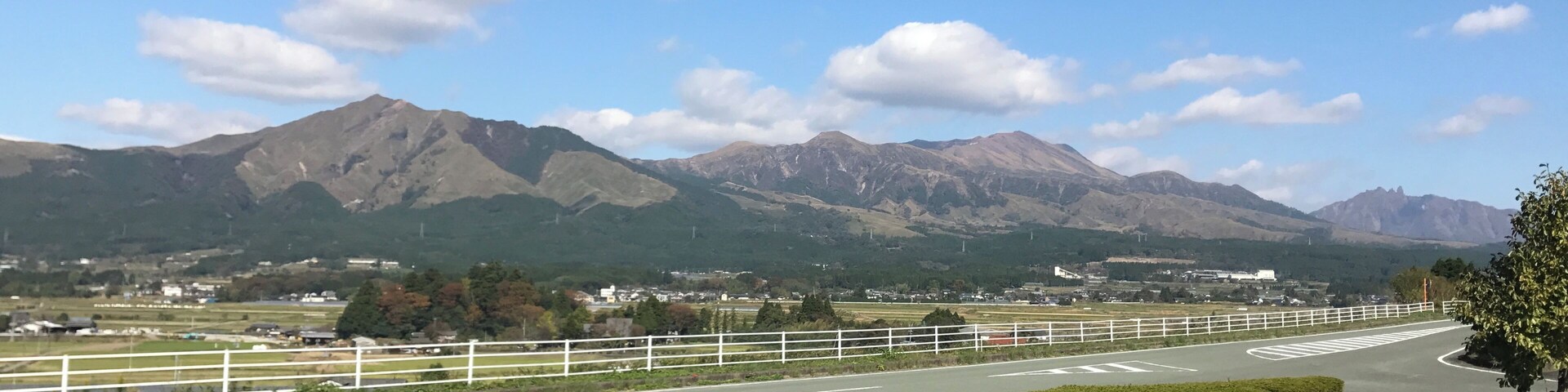 四季の森温泉付近より望む阿蘇山