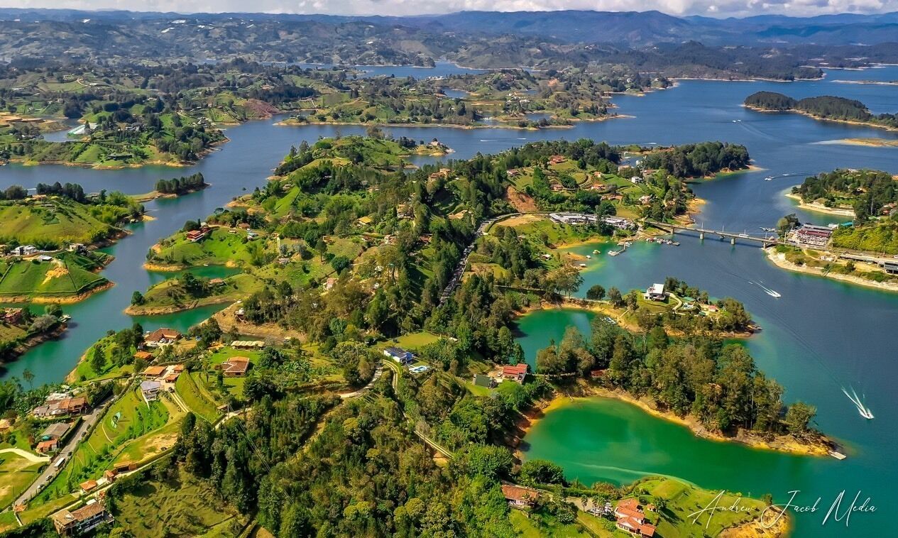 An aerial view of the reservoir or “embalse” in Spanish which surrounds Peñol. Very stunning with lots of nooks and crannies to drive a boat around #elpeñol #depiedra #therock #guatapé #piedradelpeñol #medellin #colombia #southamerica #samerica #travel #wanderlust #drone #aerial #photography #lake #boating #nature #greenery