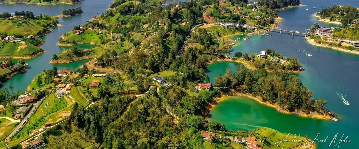 An aerial view of the reservoir or âembalseâ in Spanish which surrounds Peñol. Very stunning with lots of nooks and crannies to drive a boat around #elpeñol #depiedra #therock #guatapĂ© #piedradelpeñol #medellin #colombia #southamerica #samerica #travel #wanderlust #drone #aerial #photography #lake #boating #nature #greenery