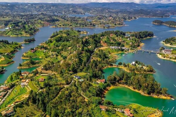 An aerial view of the reservoir or âembalseâ in Spanish which surrounds Peñol. Very stunning with lots of nooks and crannies to drive a boat around #elpeñol #depiedra #therock #guatapĂ© #piedradelpeñol #medellin #colombia #southamerica #samerica #travel #wanderlust #drone #aerial #photography #lake #boating #nature #greenery