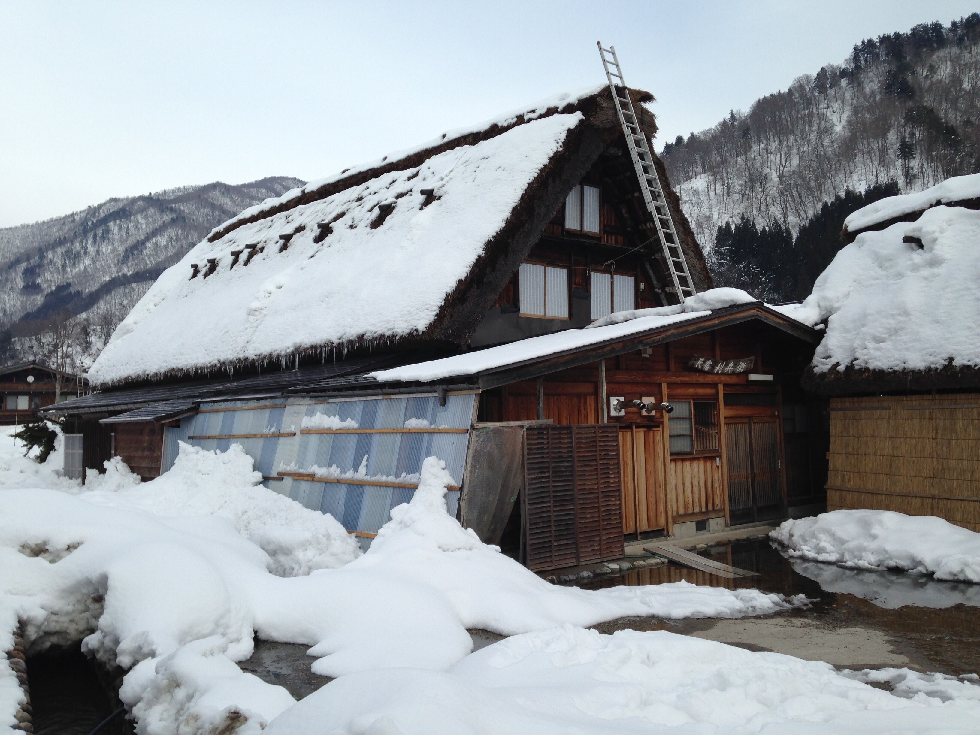 秋葉神社付近の合掌造り民宿