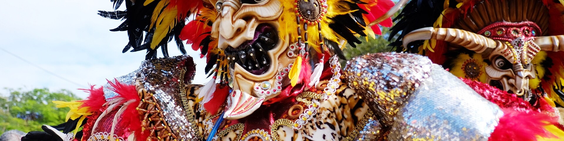 Una máscara colorida y ornamentada, con diseños intrincados y plumas vibrantes.