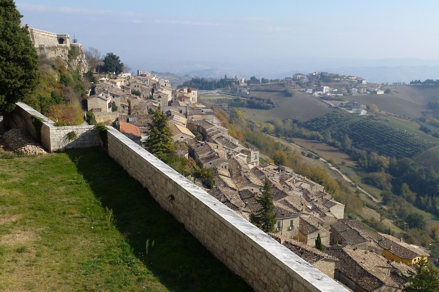 Civitella del Tronto-I tetti sotto il castello