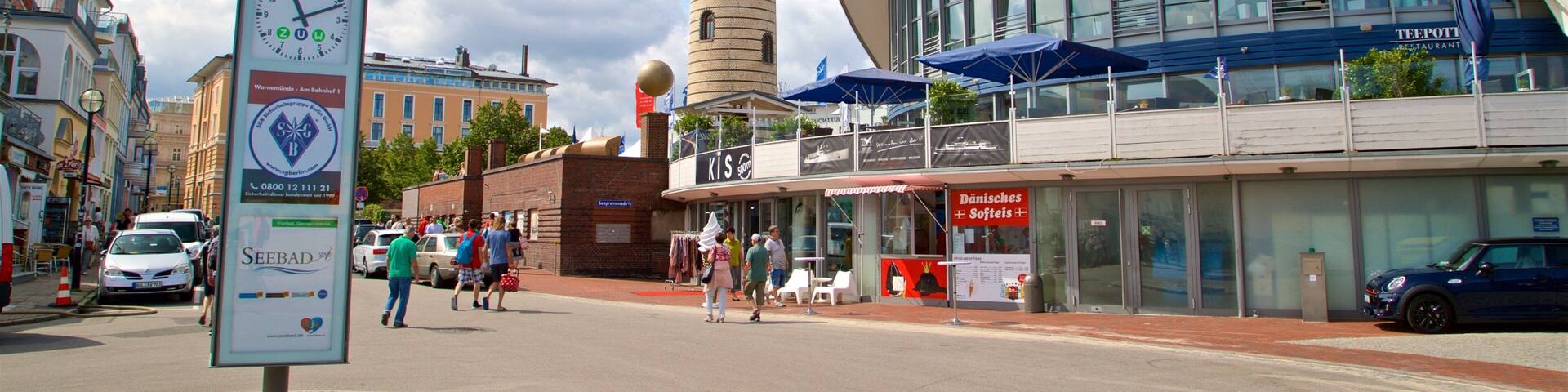 Leuchtturm WarnemĂŒnde das einen moderne Architektur, Leuchtturm und Beschilderung